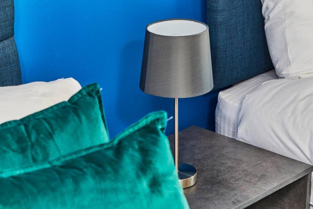 New - The Chique Scandic Cambridge Abode - Parking Екстериор снимка